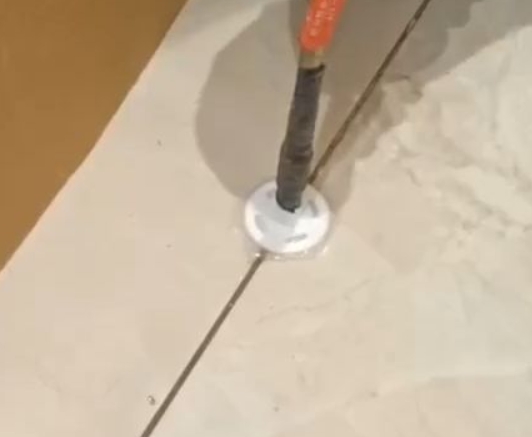 灌阳瓷砖空鼓维修公司专业解答瓷砖在铺贴过程中，如果没有涂抹均匀到位的粘结材料（如水泥砂浆或瓷砖胶），可能会导致以下问题